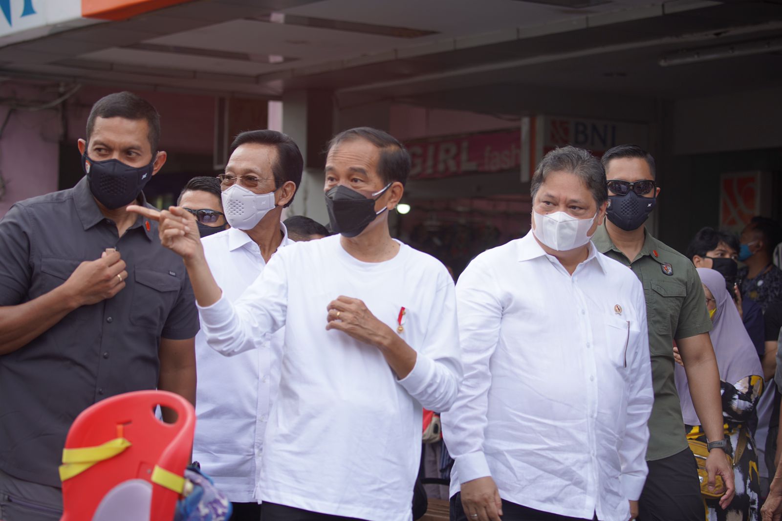 Menteri Koordinator Bidang Perekonomian Airlangga Hartarto bersama Presiden Joko widodo menyalurkan bantuan untuk Warung dan PKL