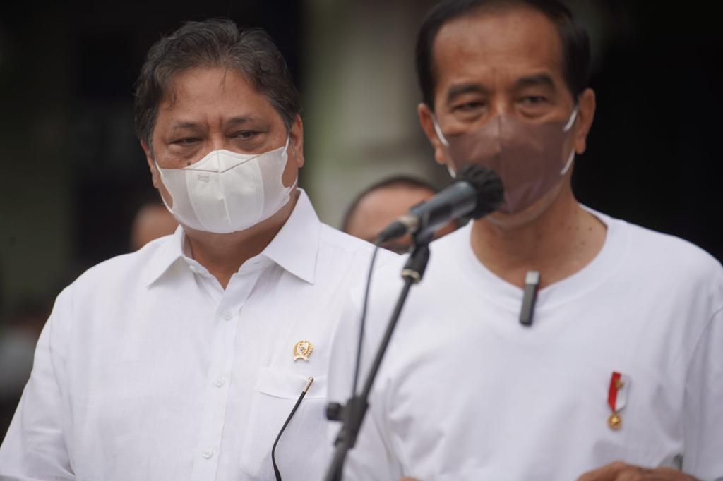 Menteri Koordinator Bidang Perekonomian Airlangga Hartarto ketika mendampingi Presiden Joko Widodo di Yogyakarta