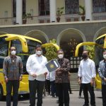 Menteri Koordinator Bidang Perekonomian Airlangga Hartarto memberikan hibah dua unit bus litrik kepada UGM