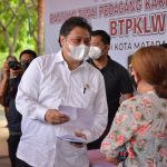 Menteri Koordinator Bidang Perekonomian Airlangga memberikan bantuan kepada warung dan PKL