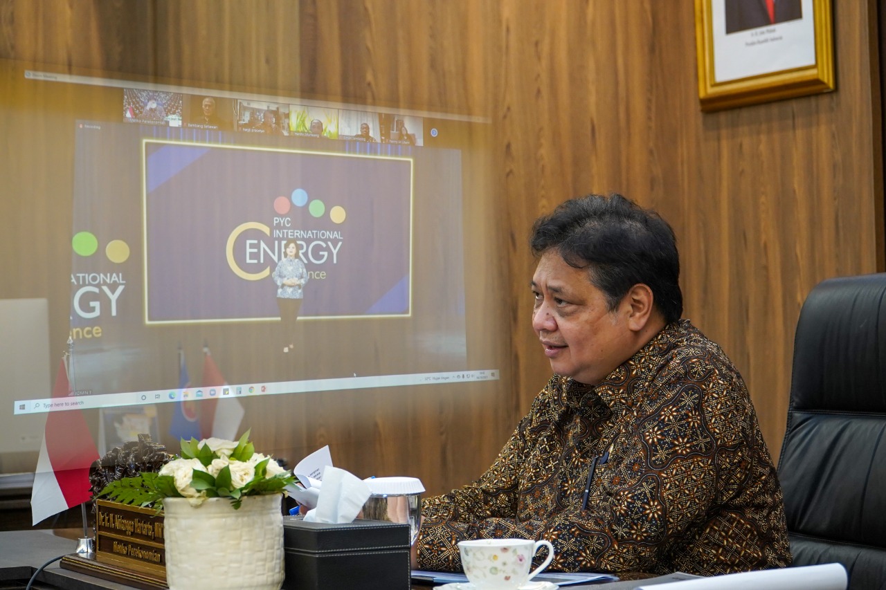 Menteri koordinator bidang perekonomian Arlangga Hartarto menjadi pembicara pada sebuah seminar