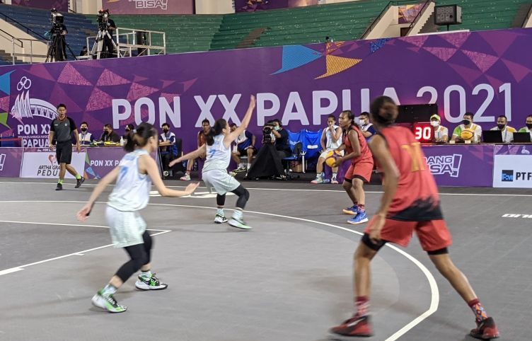 Tim bola basket 3x3 putri Papua berhadapan dengan Kalimantan Barat (seragam putih) pada laga Grup A PON XX Papua di Mimika Sport Complex, Mimika, Selasa (12/10/2021). Papua memenangkan pertandingan itu dengan skor 21-5. (Michael Siahaan)