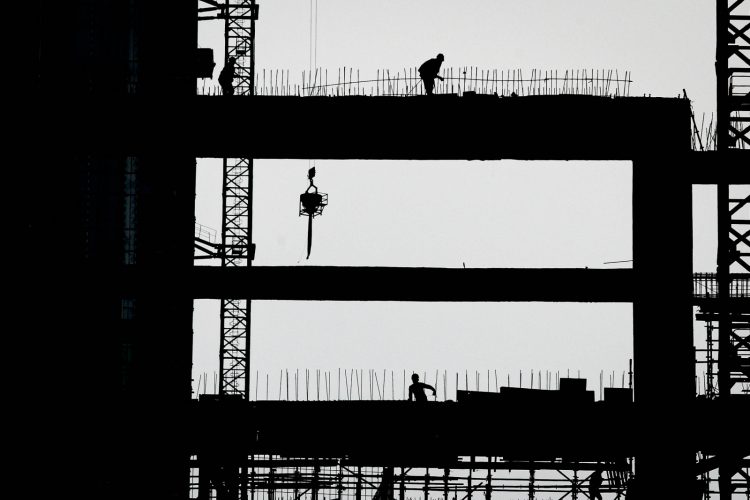 ILUSTRASI: Pekerja konstruksi sedang bekerja. (Miftahul Hayat/Jawa Pos )