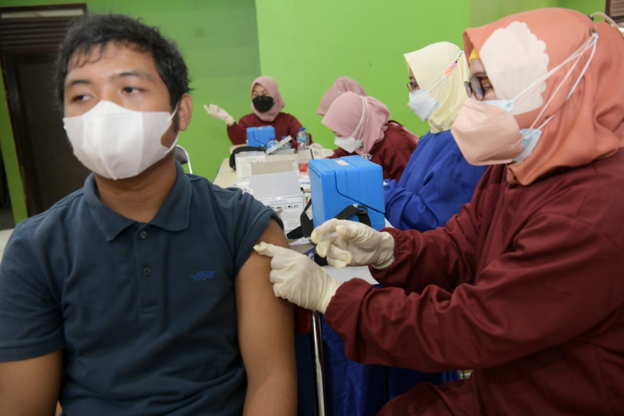 Pelaksanaan vaksin di pelosok desa di Jabar