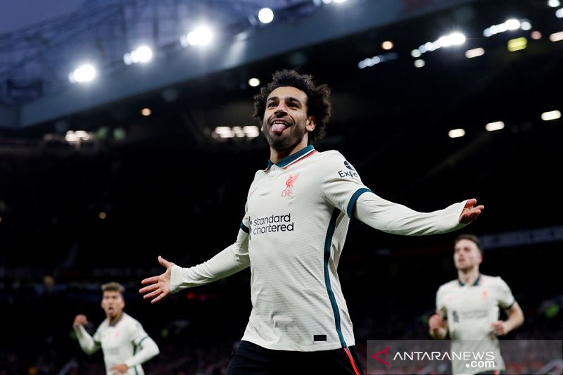 Penyerang Liverpool Mohamed Salah merayakan torehan trigolnya ke gawang Manchester United dalam laga lanjutan Liga Inggris di Stadion Old Trafford, Manchester, Inggris, Minggu (24/10/2021). (ANTARA/REUTERS/Phil Noble)