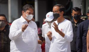 Presiden Joko Widodo dan Menko Airlangga turun langsung untuk memberikan bantuan langsung tunai kepada Warung dan PKL