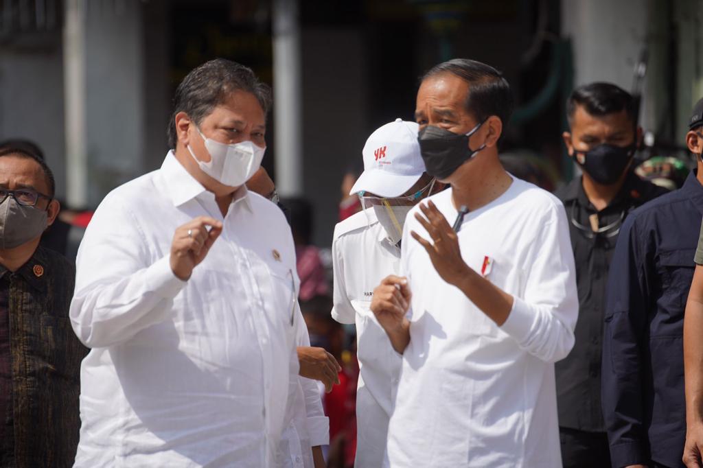 Presiden Joko Widodo dan Menko Airlangga turun langsung untuk memberikan bantuan langsung tunai kepada Warung dan PKL