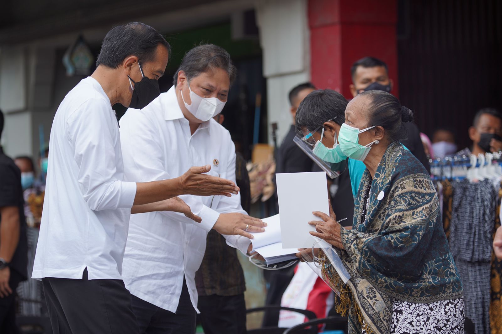 Presiden Joko Widodo dan Menteri Koordinasi Bidang Perekonomian Airlangga Hartarto memberikan bantuan kepada pedagang kecil di Yogyakarta.
