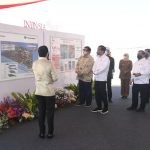 Presiden Joko Widodo dan jajaran menteri terkait menerima penjelasan mengenai pengembangan KEK Gresik