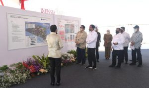 Presiden Joko Widodo dan jajaran menteri terkait menerima penjelasan mengenai pengembangan KEK Gresik