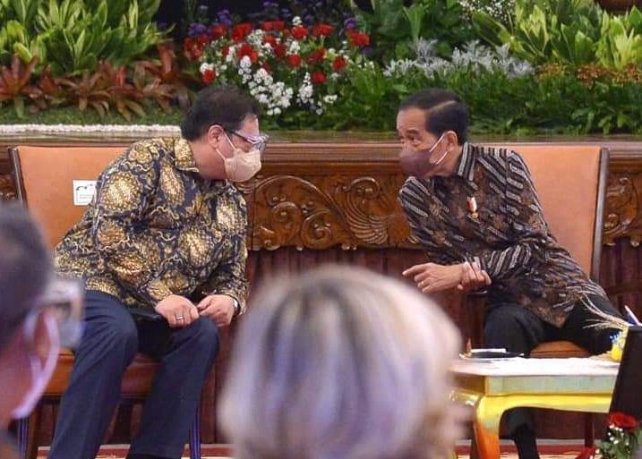 Presiden Joko widodo dan menko Airlangga Hartarto sedang berdiskusi di Istana Negara