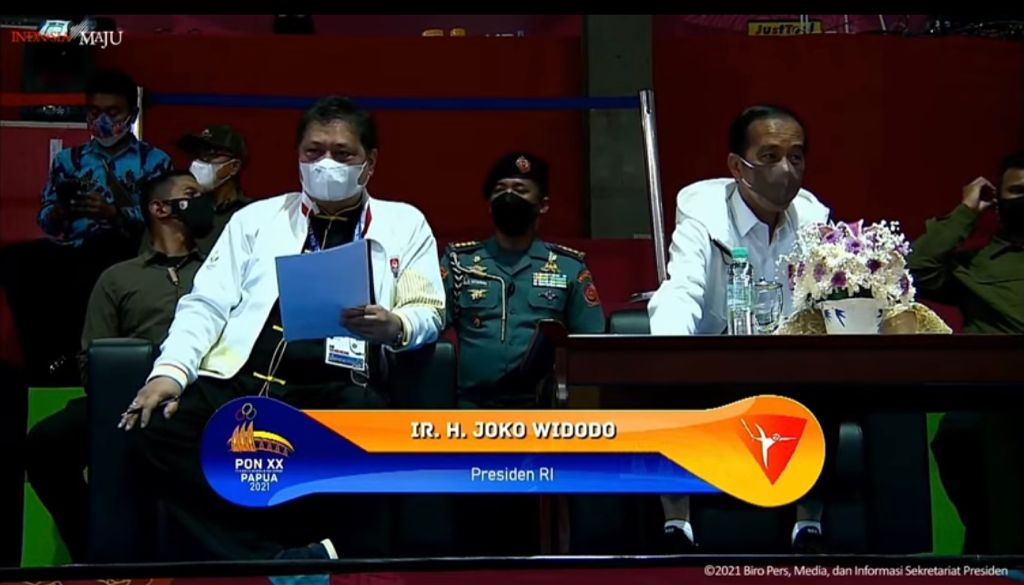 Presiden Joko widodo didampingi Menko Airlangga Hartarto menyaksikan Cabor Final Wushu