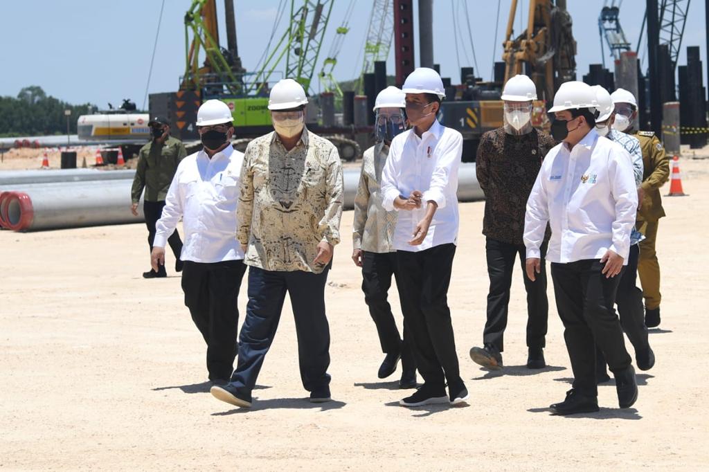Presiden Jokowi Bersama Menko Bidang Prekonomian Airlangga Hartarto berjalan bersama pada acara melakukan Groundbreaking Smelter Freeport di Kabupaten Gresik