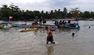 Sejumlah warga saat melakukan pencarian terhadap seorang bocah berusia lima tahun yakni Insan Fauzi yang terseret arus Sungai Palangpang, Desa Ciwaru, Kecamatan Ciemas, Kabupaten Sukabumi,  (Antara/HO/Tim SAR)