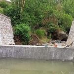 Proyek pembangunan Cek Dam di Sungai Cikoneng Desa Cindangela menggunakan batu kali yang diambil disungai