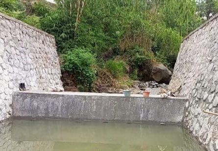 Proyek pembangunan Cek Dam di Sungai Cikoneng Desa Cindangela menggunakan batu kali yang diambil disungai