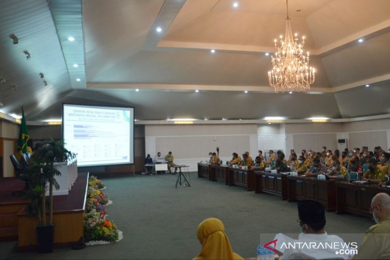 Rapat koordinasi bersama para camat se-Kabupaten Bogor soal percepatan vaksinasi di Setda, Cibinong, Bogor, Jawa Barat, Senin (11/10/2021). (ANTARA/HO-Pemkab Bogor)