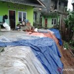 Rumah yang berada di atas tebing terancam tergerus longsor di Kampung Pajagan, Desa/Kecamatan Kabandungan, Kabupaten Sukabumi, Jawa Barat pada Kamis, (28/10). Tebing tersebut longsor karena dipicu hujan deras yang hampir sepanjang hari mengguyur daerah tersebut.