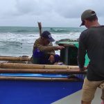 Sambil menunggu cuaca kembali bersahabat, nelayan di pantai selatan Cianjur, Jawa Barat, mulai memperbaiki perahu yang rusak akibat cuaca ekstrem beberapa waktu lalu. ANTARA POTO. (Ahmad Fikri)