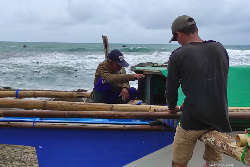 Sambil menunggu cuaca kembali bersahabat, nelayan di pantai selatan Cianjur, Jawa Barat, mulai memperbaiki perahu yang rusak akibat cuaca ekstrem beberapa waktu lalu. ANTARA POTO. (Ahmad Fikri)