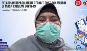 Tangkapan layar Ketua Kelompok Kerja (Pokja) Infeksi Perhimpunan Dokter Paru Indonesia (PDPI) Erlina Burhan saat menghadiri agenda webinar kesehatan di Jakarta, Selasa (19/10/2021). (ANTARA/Andi Firdaus).