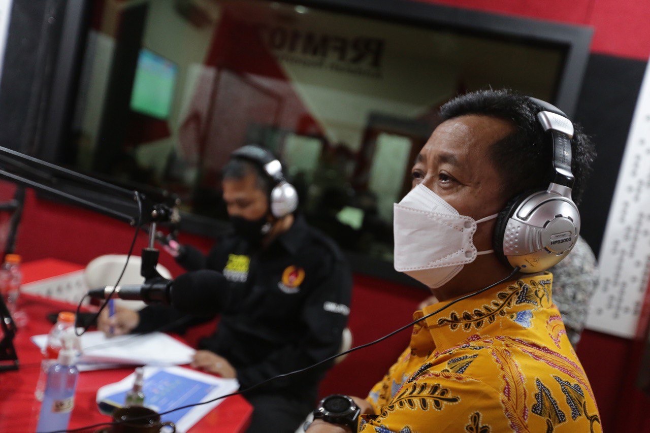 Sekda Jabar Ema Sumarna ketika mengisi acara di salah satu radio Kota Bandung