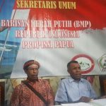 Sekretaris Umum Barisan Merah Putih (BMP) Provinsi Papua Wusabek Wantik (kedua dari kanan) ketika memberikan keterangan kepada pers. ANTARA/HO-BMP Provinsi Papua