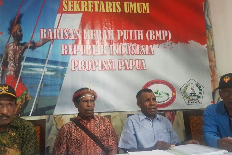 Sekretaris Umum Barisan Merah Putih (BMP) Provinsi Papua Wusabek Wantik (kedua dari kanan) ketika memberikan keterangan kepada pers. ANTARA/HO-BMP Provinsi Papua