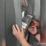 Tangkapan layar rekaman video penangkapan pelaku pembobolan ATM di Bandung. (ANTARA/Dokumentasi Pribadi)