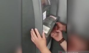 Tangkapan layar rekaman video penangkapan pelaku pembobolan ATM di Bandung. (ANTARA/Dokumentasi Pribadi)