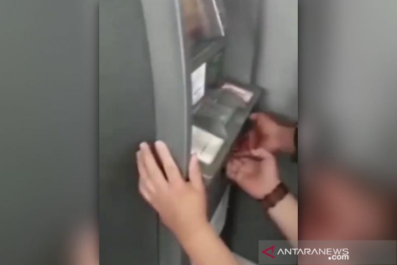 Tangkapan layar rekaman video penangkapan pelaku pembobolan ATM di Bandung. (ANTARA/Dokumentasi Pribadi)