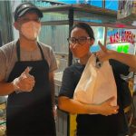 Mantan pegawai Komisi Pemberantasan Korupsi (KPK) Juliandi Tigor Simanjuntak usai melayani pembeli nasi gorengnya (Twiter@paidjorajo)
