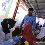 Wali Kota Tangerang, Provinsi Banten Arief R Wismansyah meninjau kegiatan vaksinasi bagi siswa SD di wilayah Kecamatan Batuceper, Senin (18/10/2021). (FOTO ANTARA/HO-Humas Pemkot Tangerang)