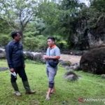 Wakil Bupati Garut Helmi Budiman (kiri) meninjau kawasan wisata Muara Cibentang di Desa Jatisari, Kecamatan Cisompet. (ANTARA/HO-Diskominfo Garut)