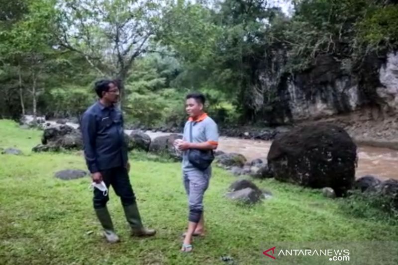 Wakil Bupati Garut Helmi Budiman (kiri) meninjau kawasan wisata Muara Cibentang di Desa Jatisari, Kecamatan Cisompet. (ANTARA/HO-Diskominfo Garut)