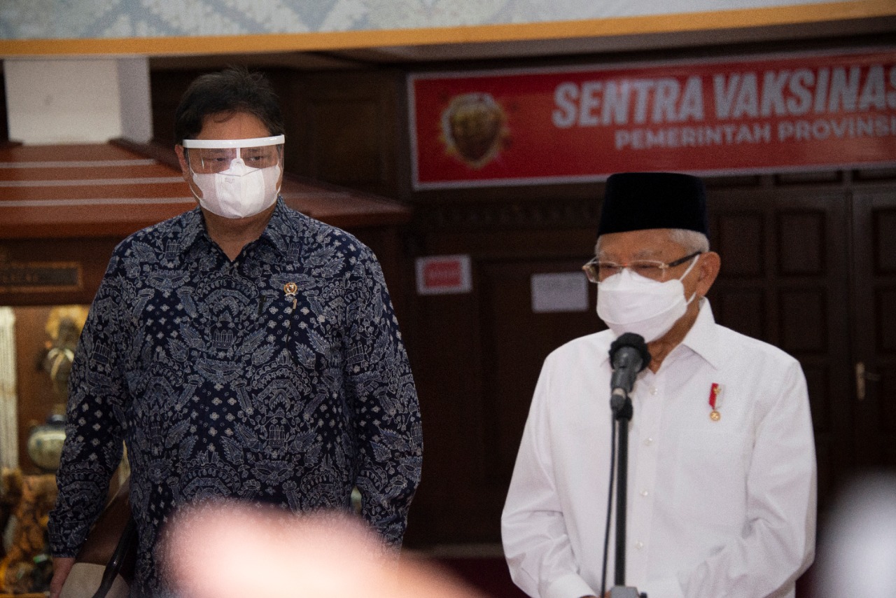 Wakil Presiden KH, Ma'ru Amin bersama Menko Bidang Perekonomian Airlangga Hartarto memberikan keterangan kepada media.
