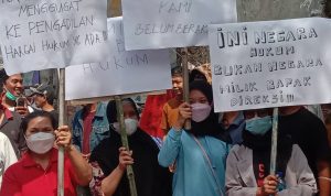 Dok. Warga Anyer Dalam melakukan protes atas rencana penggusuran rumah warga di Jalan Anyer Dalam Kota Bandung.
