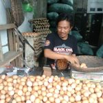 Pedagang Telur di Pasar Baleendah, Cecep saat di wawàncara, Jumat (1/10). (Yully S Yulianty/Jabar Ekspres)