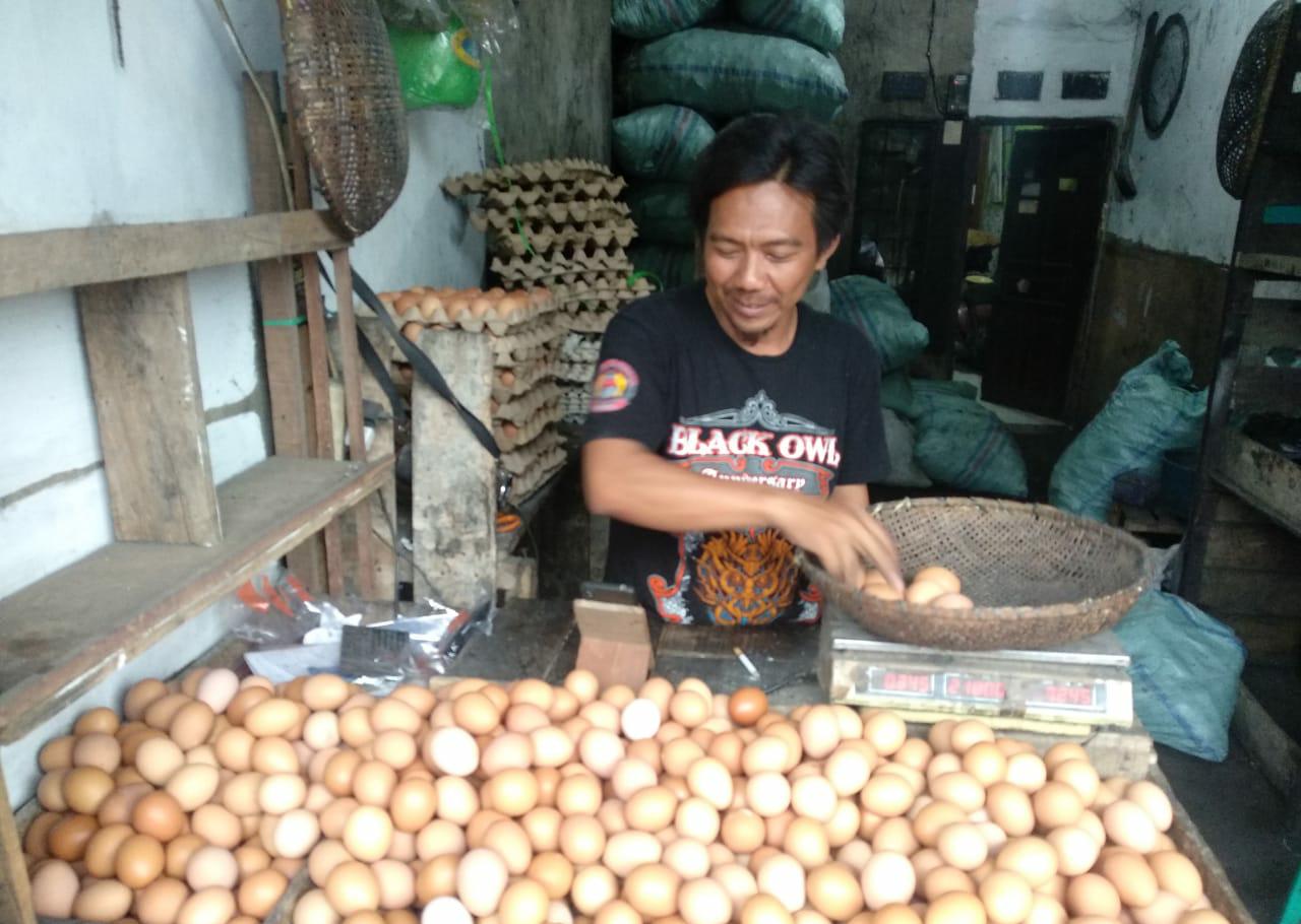 Pedagang Telur di Pasar Baleendah, Cecep saat di wawàncara, Jumat (1/10). (Yully S Yulianty/Jabar Ekspres)