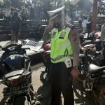 ILUSTRASI: Polisi saat melakukan razia kendaraan berknalpot bising di Lembang.