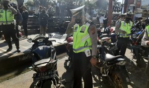 ILUSTRASI: Polisi saat melakukan razia kendaraan berknalpot bising di Lembang.