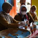 Sejumlah perempuan membuat makanan olahan dari ikan laut di Kelurahan Cimuncang, Kecamatna Garut Kota, Kabupaten Garut, Jawa Barat, Senin (4/10/2021). (ANTARA/HO-Diskominfo Garut)