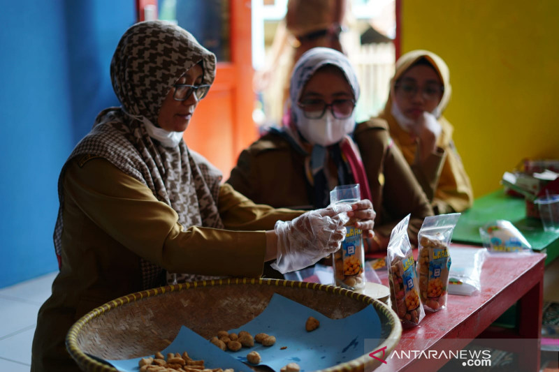 Sejumlah perempuan membuat makanan olahan dari ikan laut di Kelurahan Cimuncang, Kecamatna Garut Kota, Kabupaten Garut, Jawa Barat, Senin (4/10/2021). (ANTARA/HO-Diskominfo Garut)