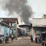 KEPUL ASAP: Kebakaran di salah satu pabrik tekstil yang ada di Jl. Jend. Sudirman. Senin (4/10).