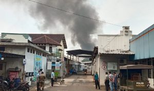 KEPUL ASAP: Kebakaran di salah satu pabrik tekstil yang ada di Jl. Jend. Sudirman. Senin (4/10).