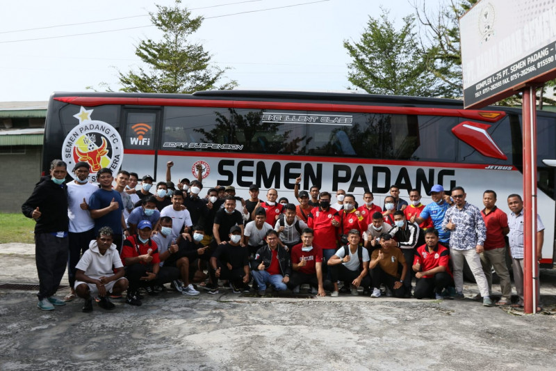 Tim Semen Padang FC saat bertolak ke Palembang menggunakan bus dalam menghadapi kompetisi Liga 2 Indonesia 2021. ANTARA/HO-Semen Padang FC