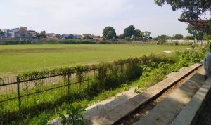 Kondisi Stadion Sangkuriang tampak banyak ditumbuhi rumput liar.