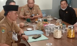 Anggota Komisi B DPRD Kabupaten Bandung, Dasep Kurnia menanggapi terkait kerugian yang dialami para petani, nanti kata Dasep, akan dimusyawarahkan mengenai cara mengganti kerugian yang dialami petani.