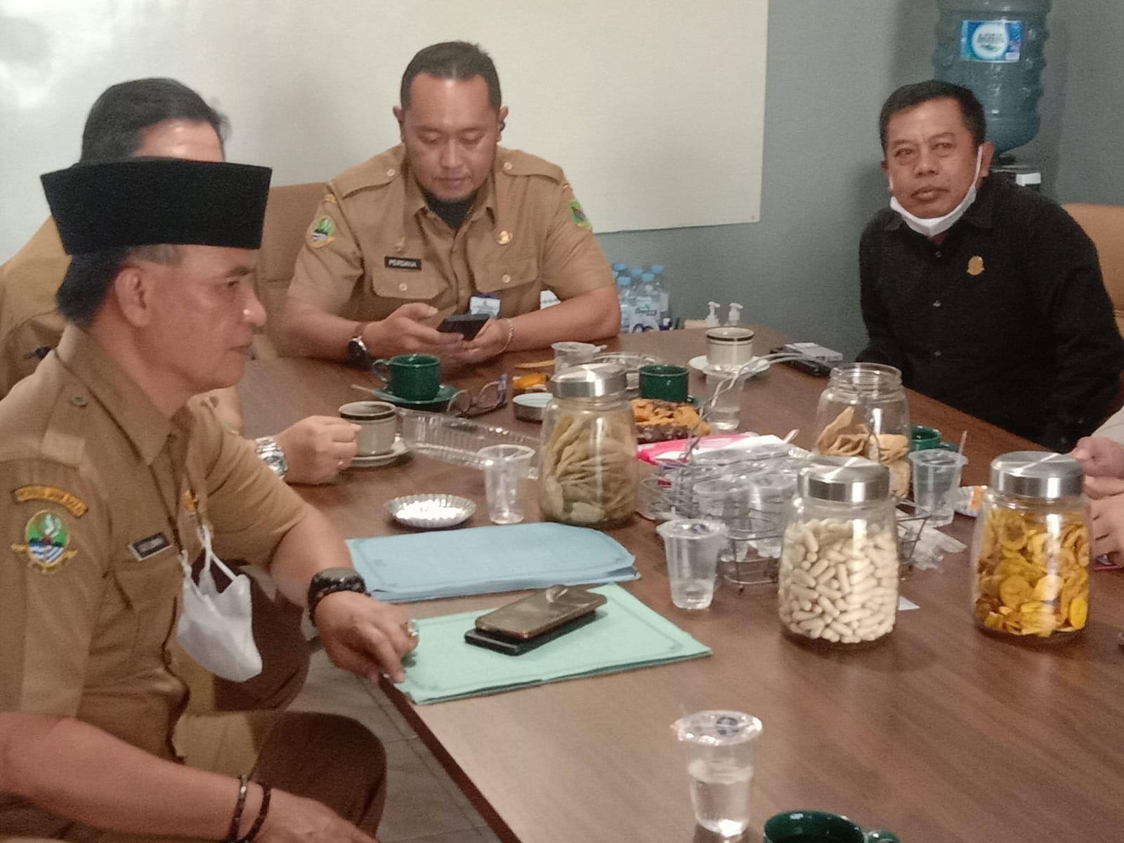 Anggota Komisi B DPRD Kabupaten Bandung, Dasep Kurnia menanggapi terkait kerugian yang dialami para petani, nanti kata Dasep, akan dimusyawarahkan mengenai cara mengganti kerugian yang dialami petani.
