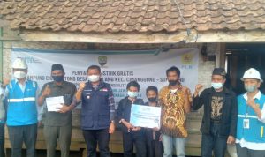 Bupati Sumedang, Dony Ahmad Munir (tengah) saat meresmikan teralirinya listrik di Kampung Cigumentong Desa Sindulang, Kecamatan Cimanggung, Kabupaten Sumedang pada Selasa (5/10). (Yanuar Baswata/Jabar Eksres)